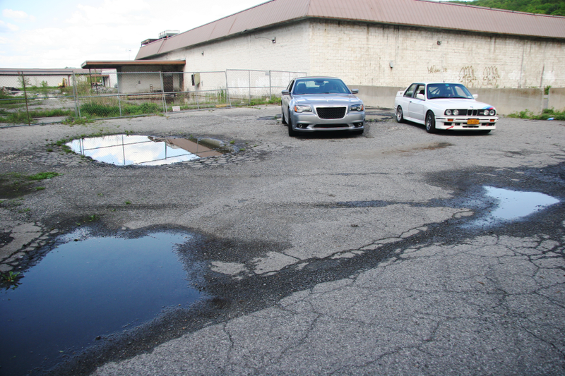 Illustration for article titled Chrysler 300 SRT vs BMW E30 M3: Can The Big Boat Keep Up?